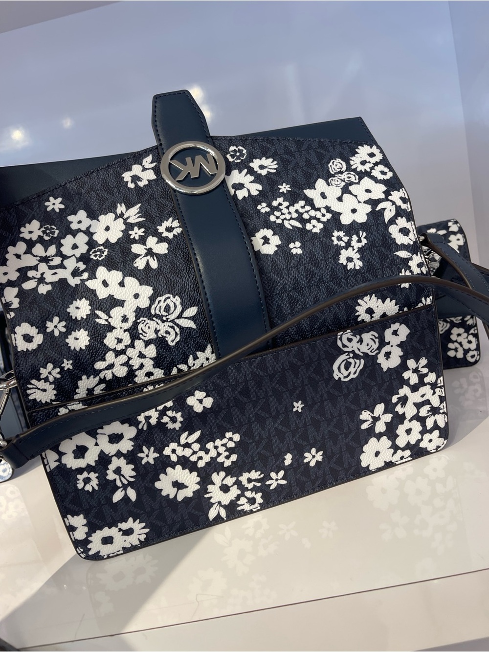 MICHAEL KORS Greenwich Md Printed Signature Logo Convertible Shoulder
Admiral - Picture 14 of 16